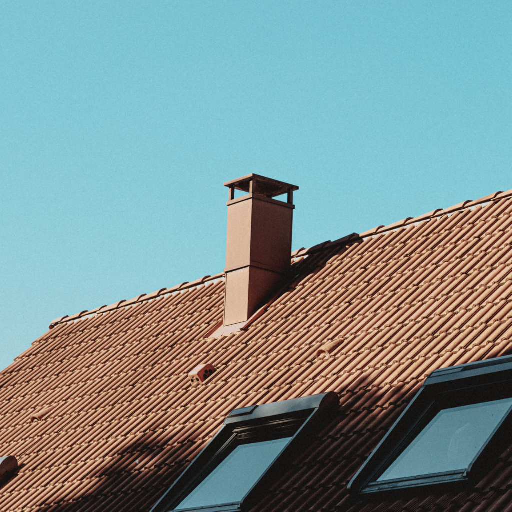 Pose d’une fenêtre de toit sur une maison à Carnoules