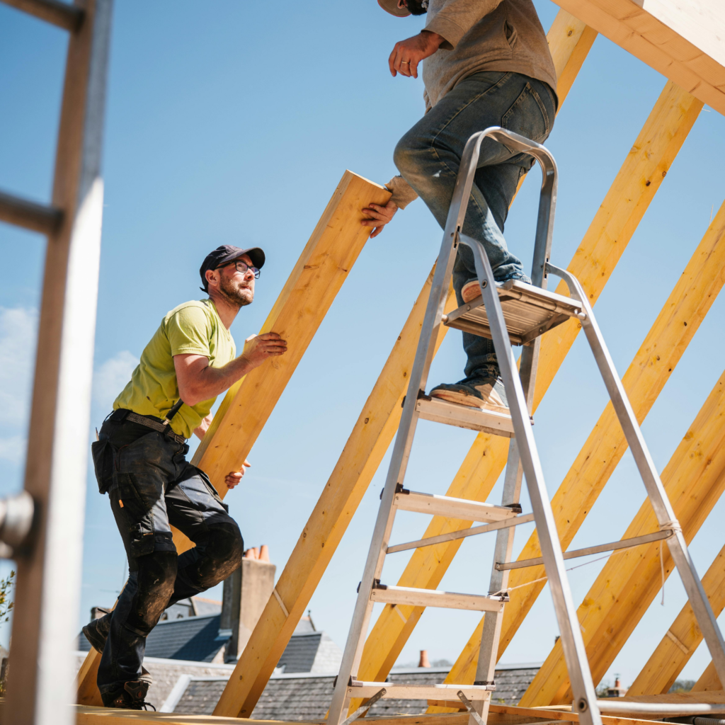Charpente bois en cours de rénovation sous une toiture