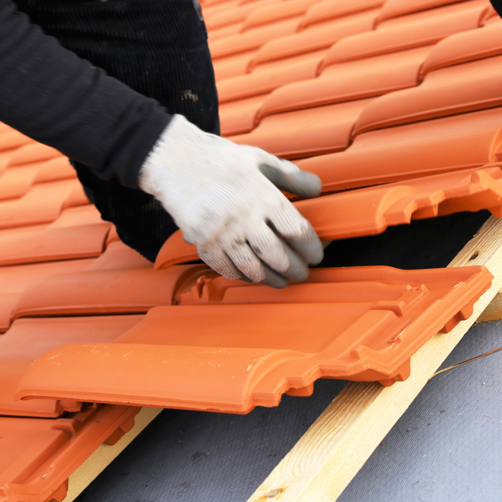 Toiture neuve en tuiles sur une annexe de maison